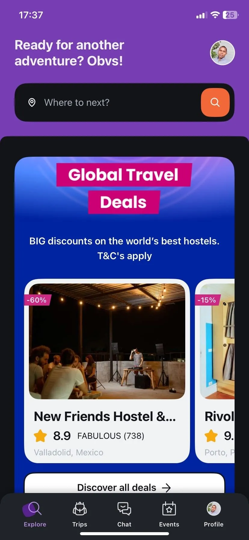 Trang chủ ứng dụng Hostelworld với các lựa chọn đặt phòng ký túc xá cho người du lịch một mình.