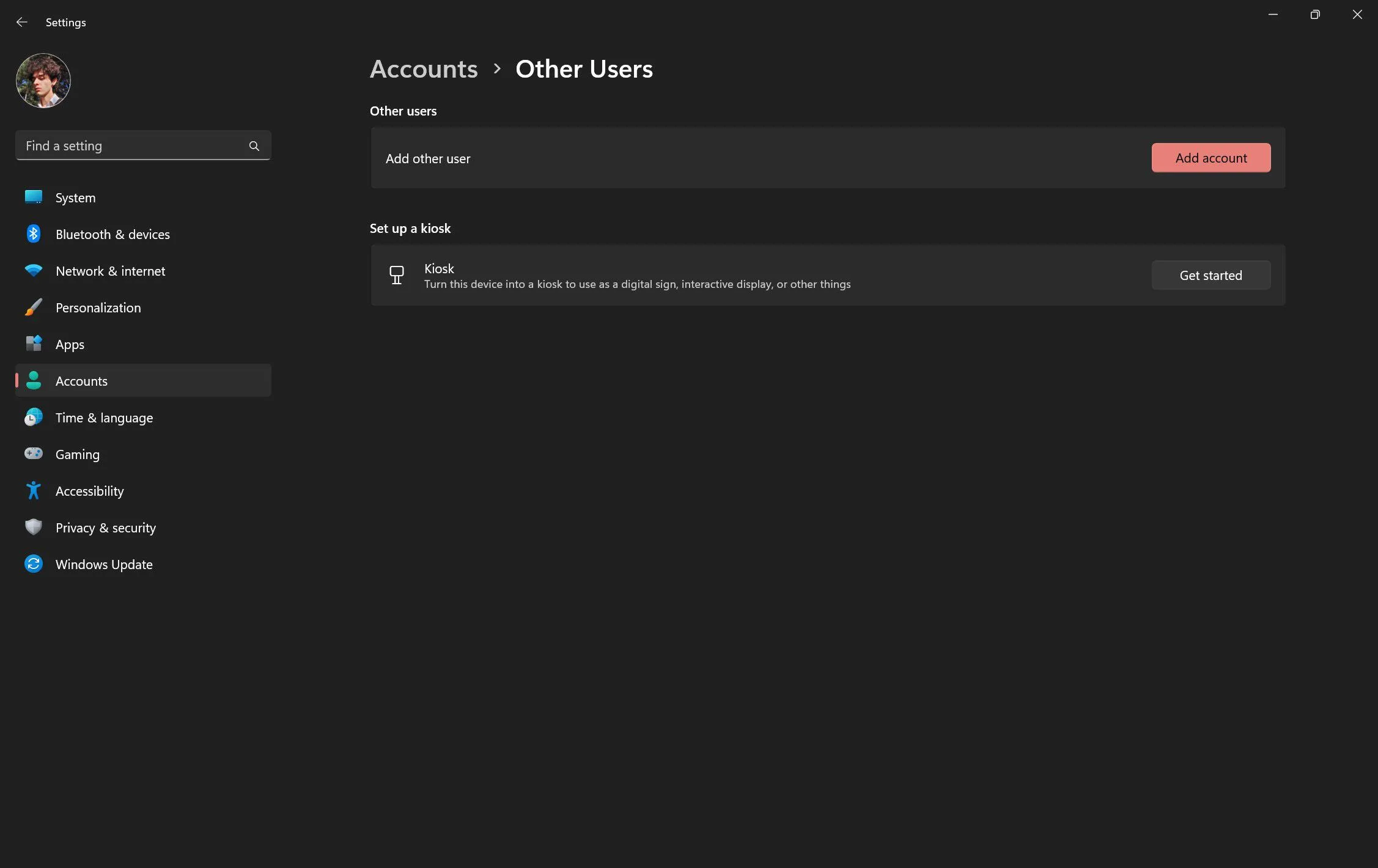 Trang &quot;Người dùng khác&quot; trong ứng dụng Cài đặt (Settings) của Windows 11 với nhiều khoảng trống lãng phí.