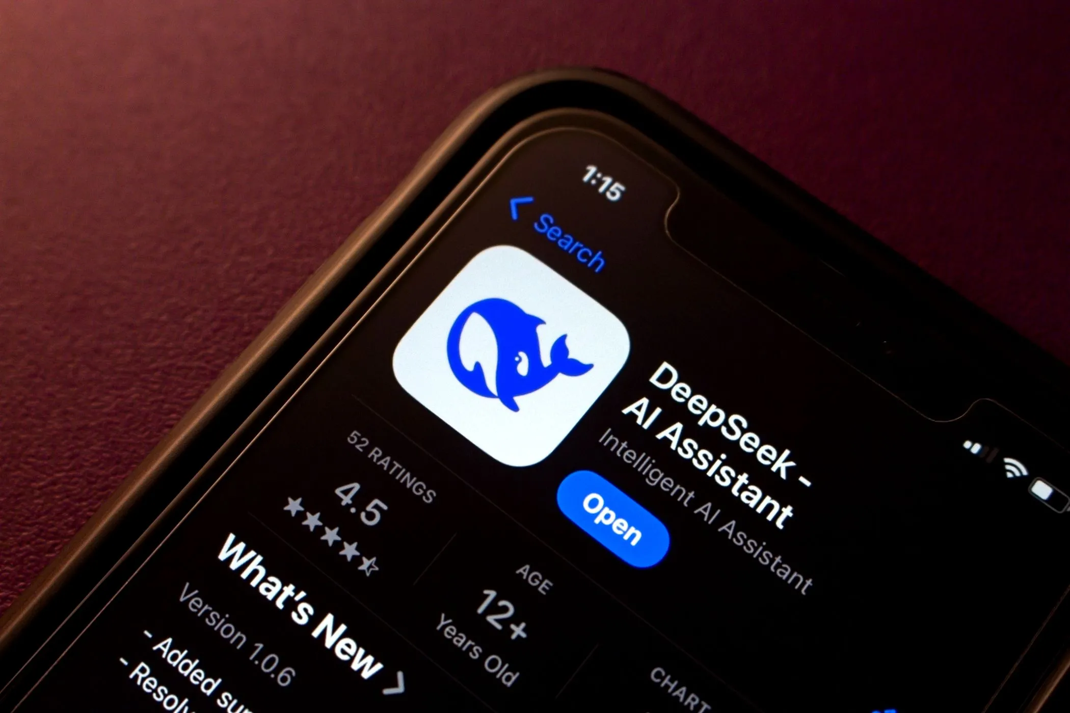 Trang tải ứng dụng Deepseek AI Chatbot trên App Store của Apple, minh họa việc cần cẩn trọng khi cài đặt ứng dụng để bảo mật eSIM.