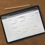 Trang web FlashKa hiển thị trên iPad cùng với Apple Pencil, minh họa khả năng sáng tạo và duyệt web trên máy tính bảng