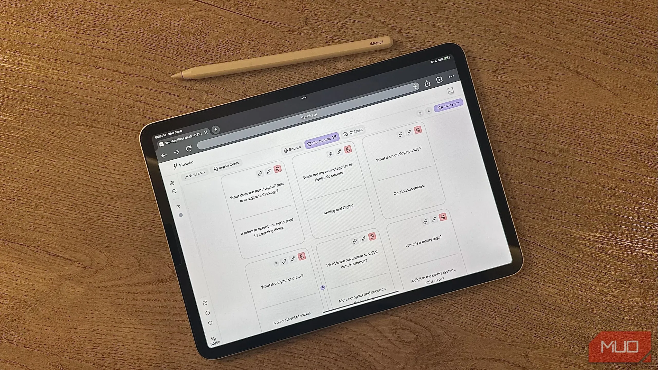 Trang web FlashKa hiển thị trên iPad cùng với Apple Pencil, minh họa khả năng sáng tạo và duyệt web trên máy tính bảng