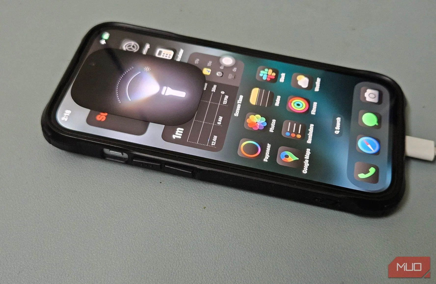 Tránh dùng đèn flash tích hợp để chụp ảnh đêm bằng điện thoại