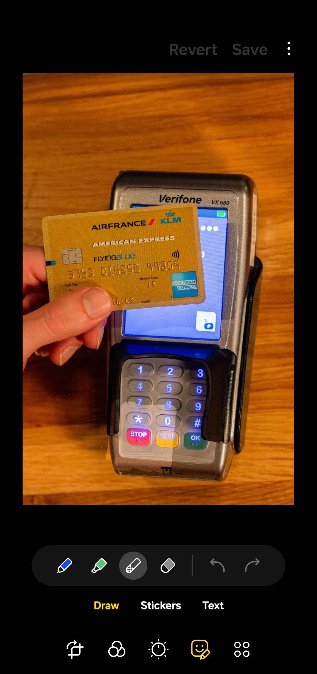 Trình chỉnh sửa ảnh trong ứng dụng Thư viện Samsung Galaxy hiển thị ảnh thẻ tín dụng