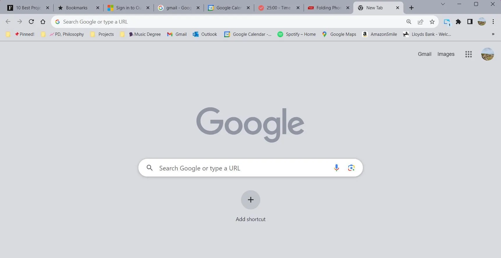 Trình duyệt Google Chrome với nhiều tab đang mở hiển thị trên thanh tiêu đề trình duyệt