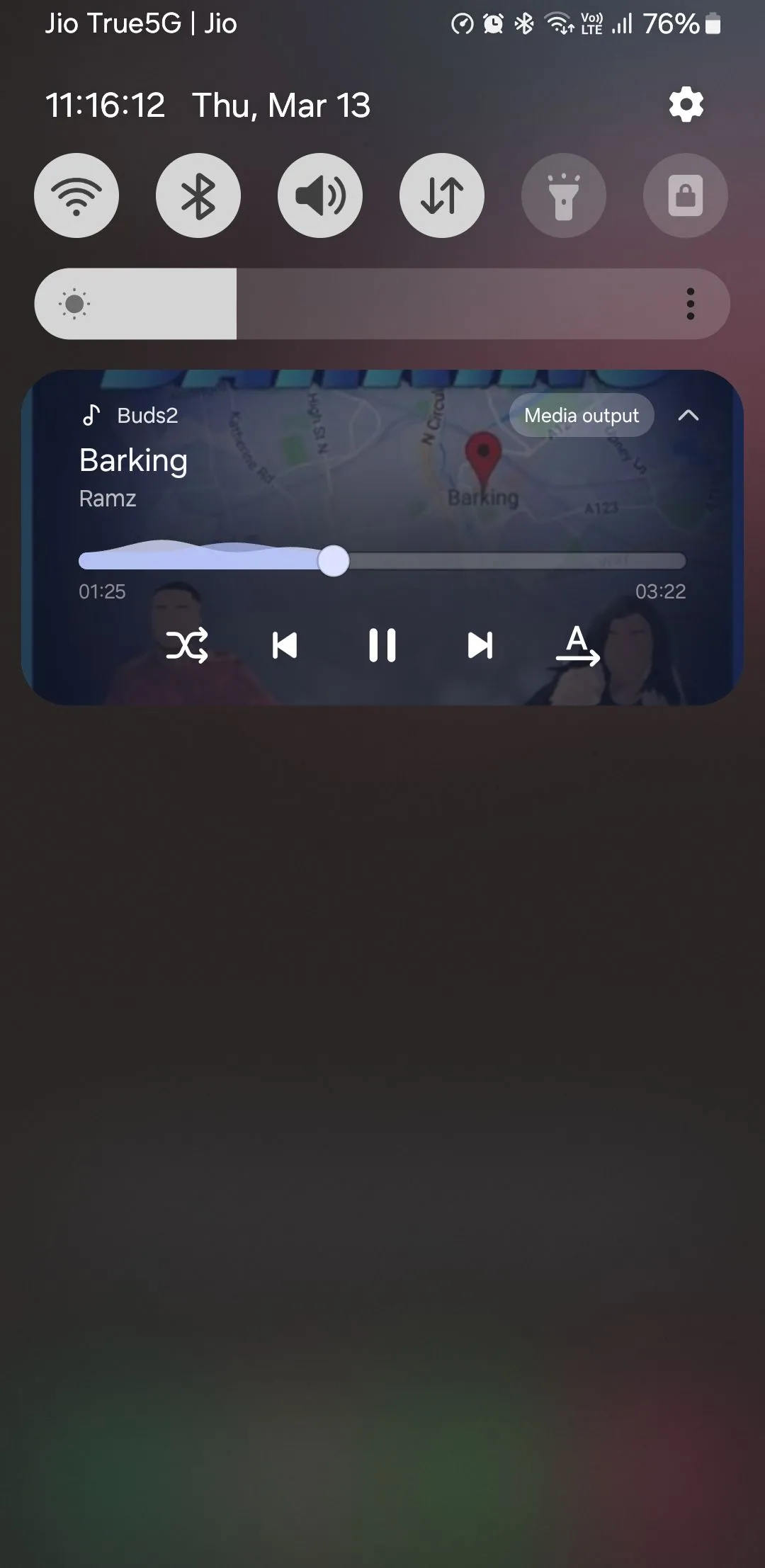 Trình phát nhạc trong bảng thông báo của điện thoại Samsung, thể hiện khả năng điều khiển âm thanh.