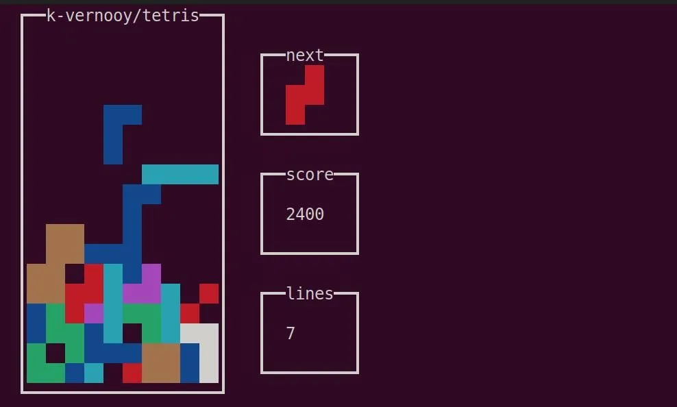 Trò chơi Tetris cổ điển hiển thị trong giao diện terminal của Linux, minh chứng cho việc rèn luyện tính kiên trì và tư duy nhanh nhạy.