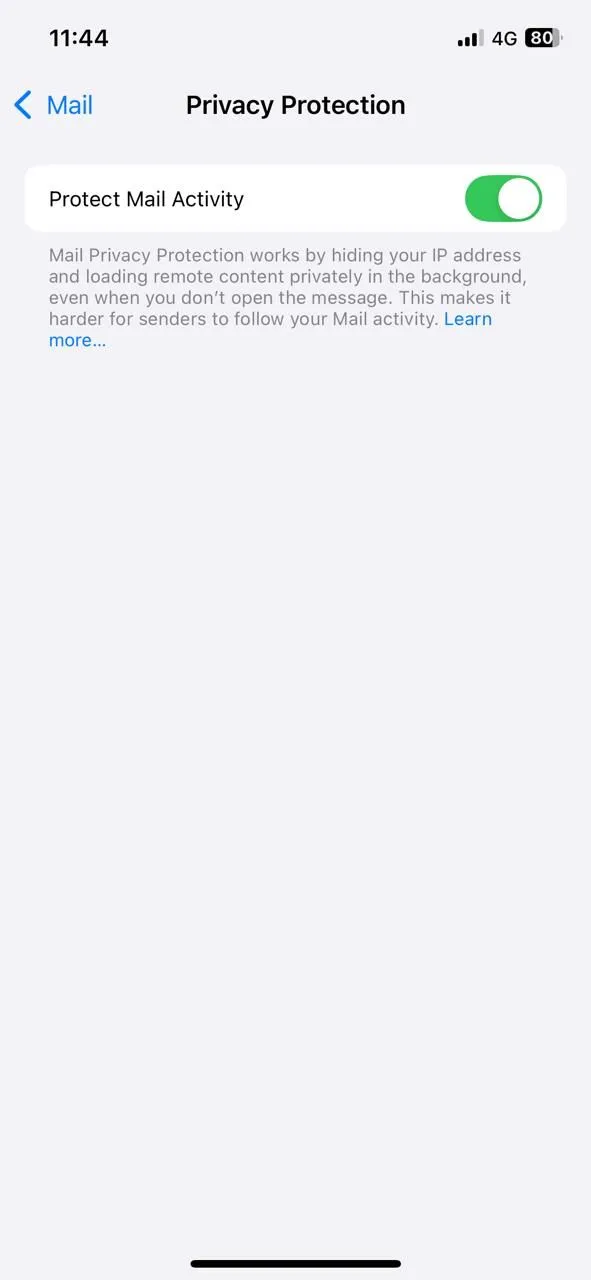 Tùy chọn Bảo vệ Hoạt động Thư trên iPhone đang được bật, giúp ẩn địa chỉ IP và chặn pixel theo dõi email