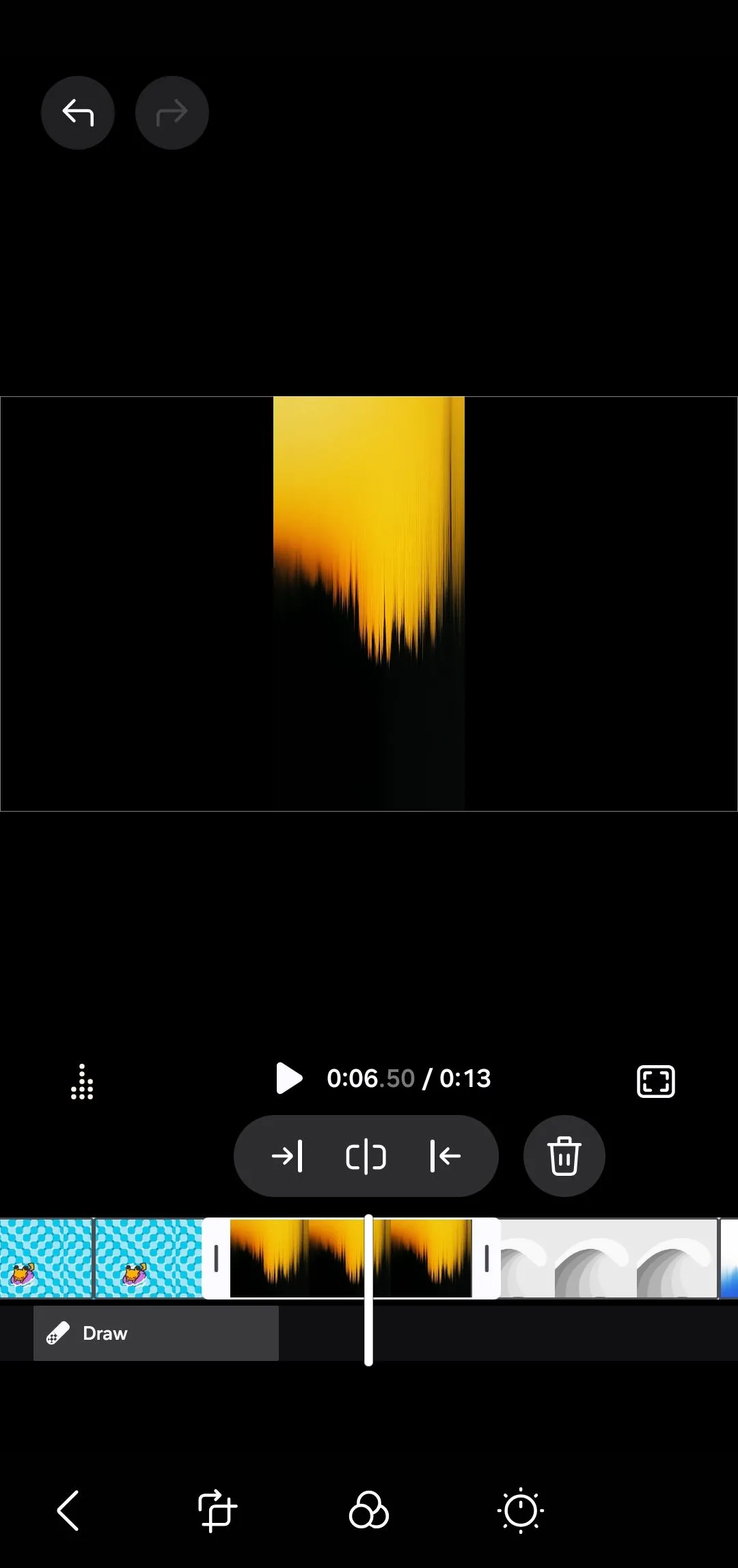 Tùy chọn chia clip (Split) trong Samsung Studio, giúp cắt đoạn video không mong muốn trên timeline.
