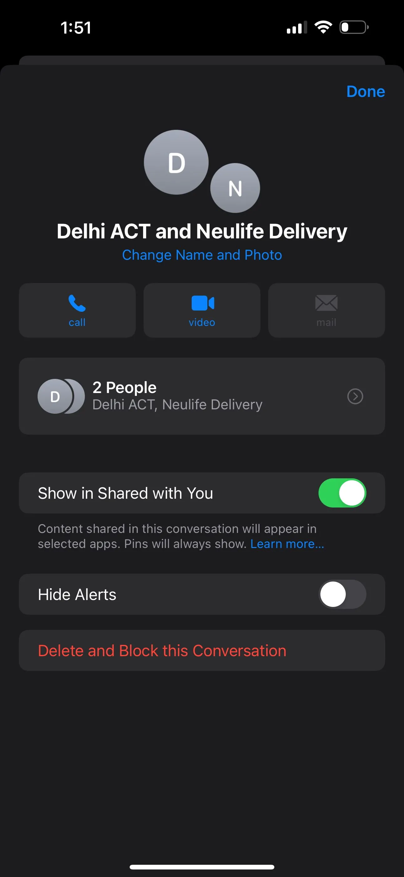 Tùy chọn &quot;Xóa và Chặn Cuộc trò chuyện&quot; trong chi tiết nhóm SMS/MMS trên iPhone