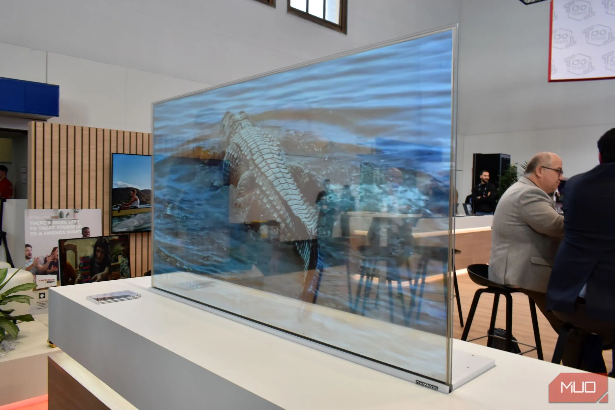 TV OLED trong suốt Thomson Scenium tại IFA 2023, minh họa thiết kế linh hoạt của OLED