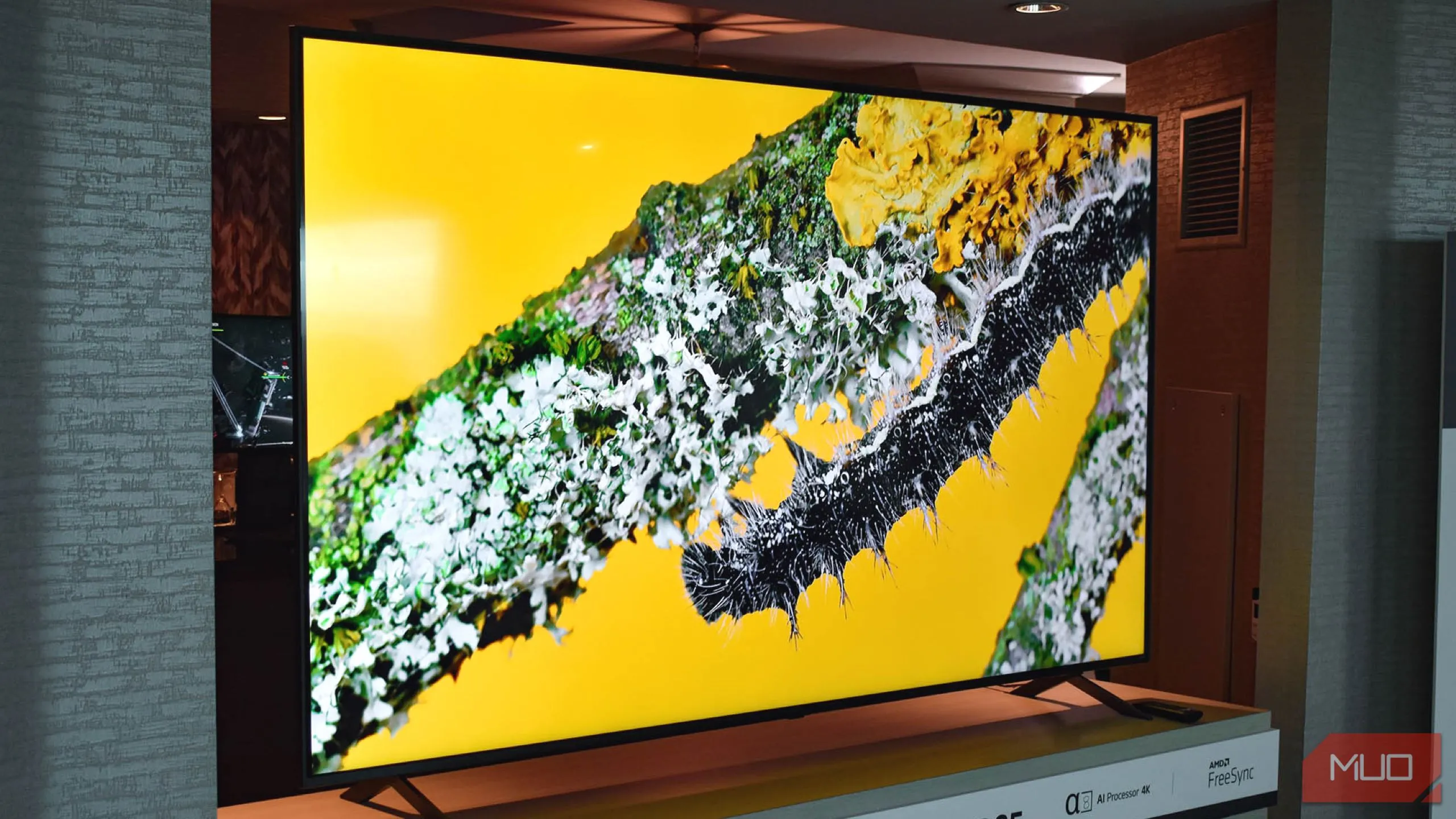 TV thông minh LG QNED85 86 inch hiển thị trên màn hình, minh họa khả năng tích hợp quảng cáo AI cảm xúc.
