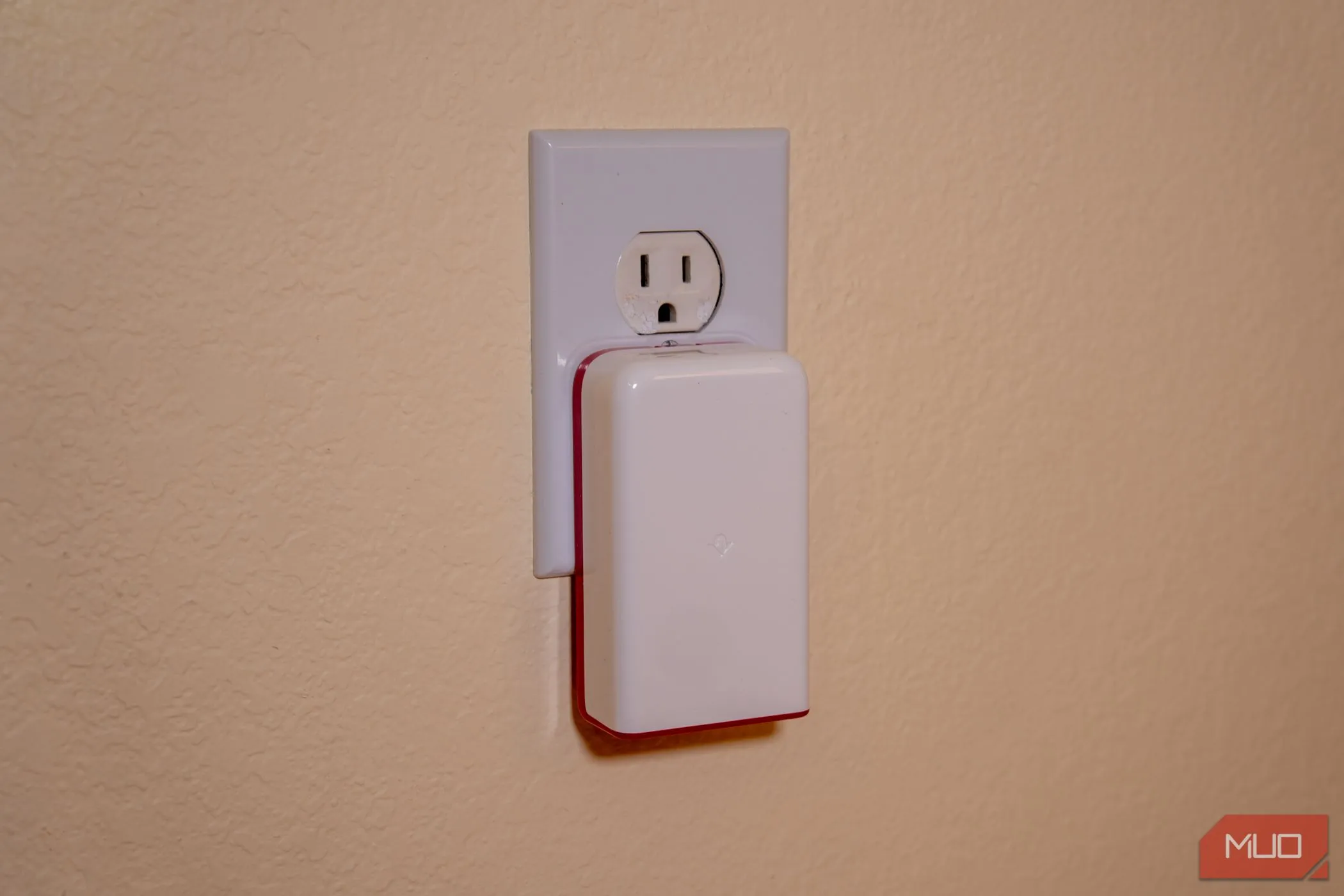 Twelve South PlugBug 120 đang cắm vào ổ điện, không chắn cổng khác