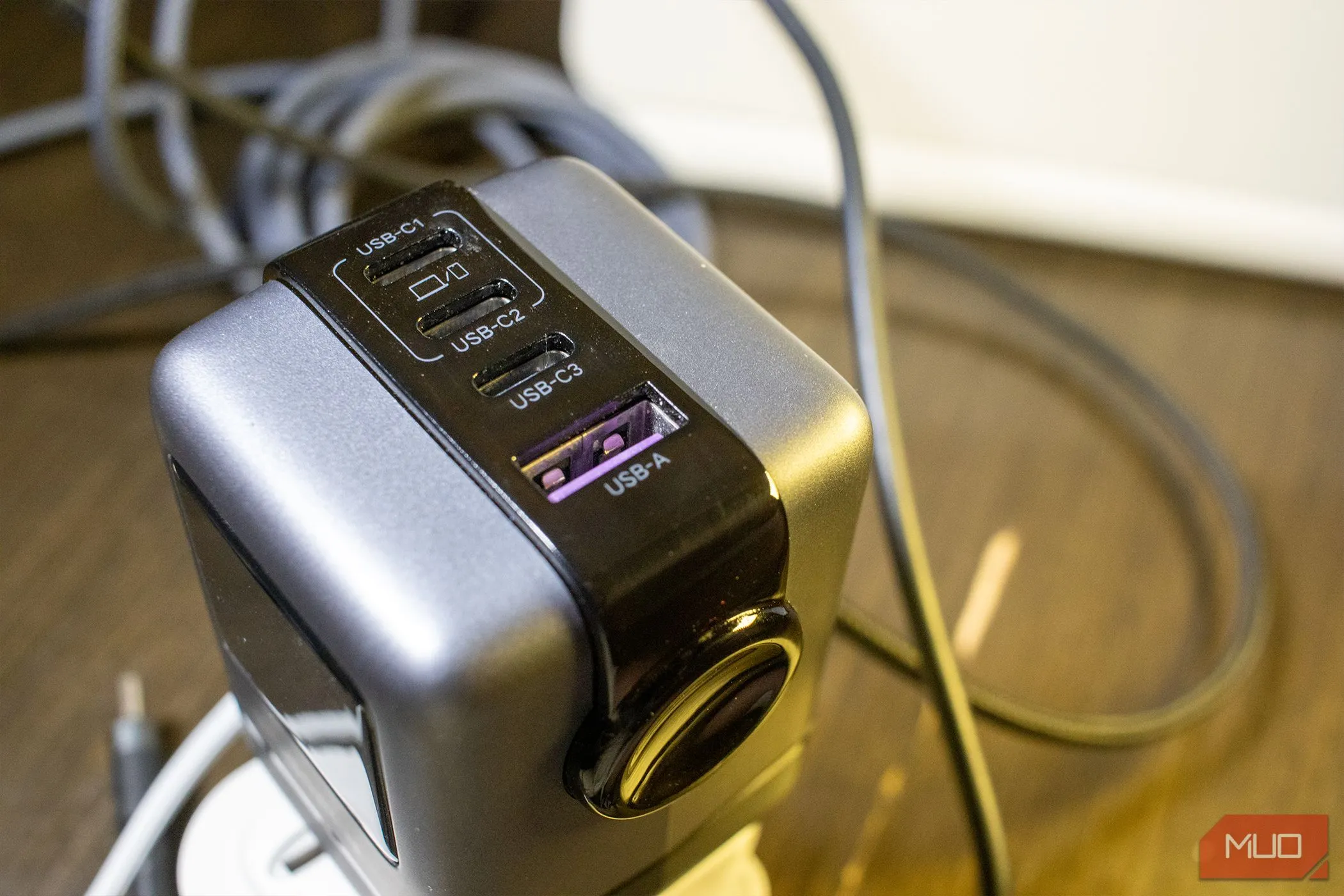 Ugreen Uno 100W với bốn cổng USB tiện lợi