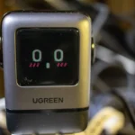 Ugreen Uno Charger 100W hiển thị emoji trên màn hình LED