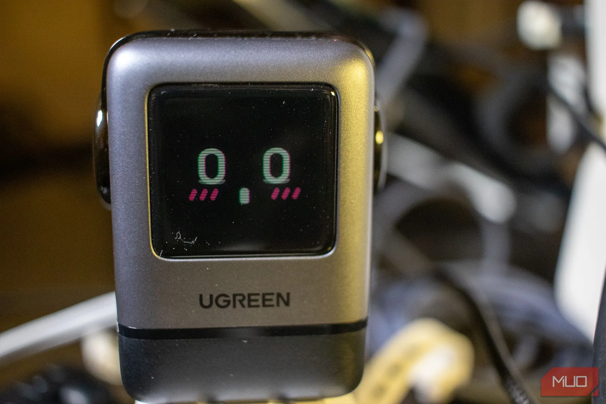 Ugreen Uno Charger 100W hiển thị emoji trên màn hình LED