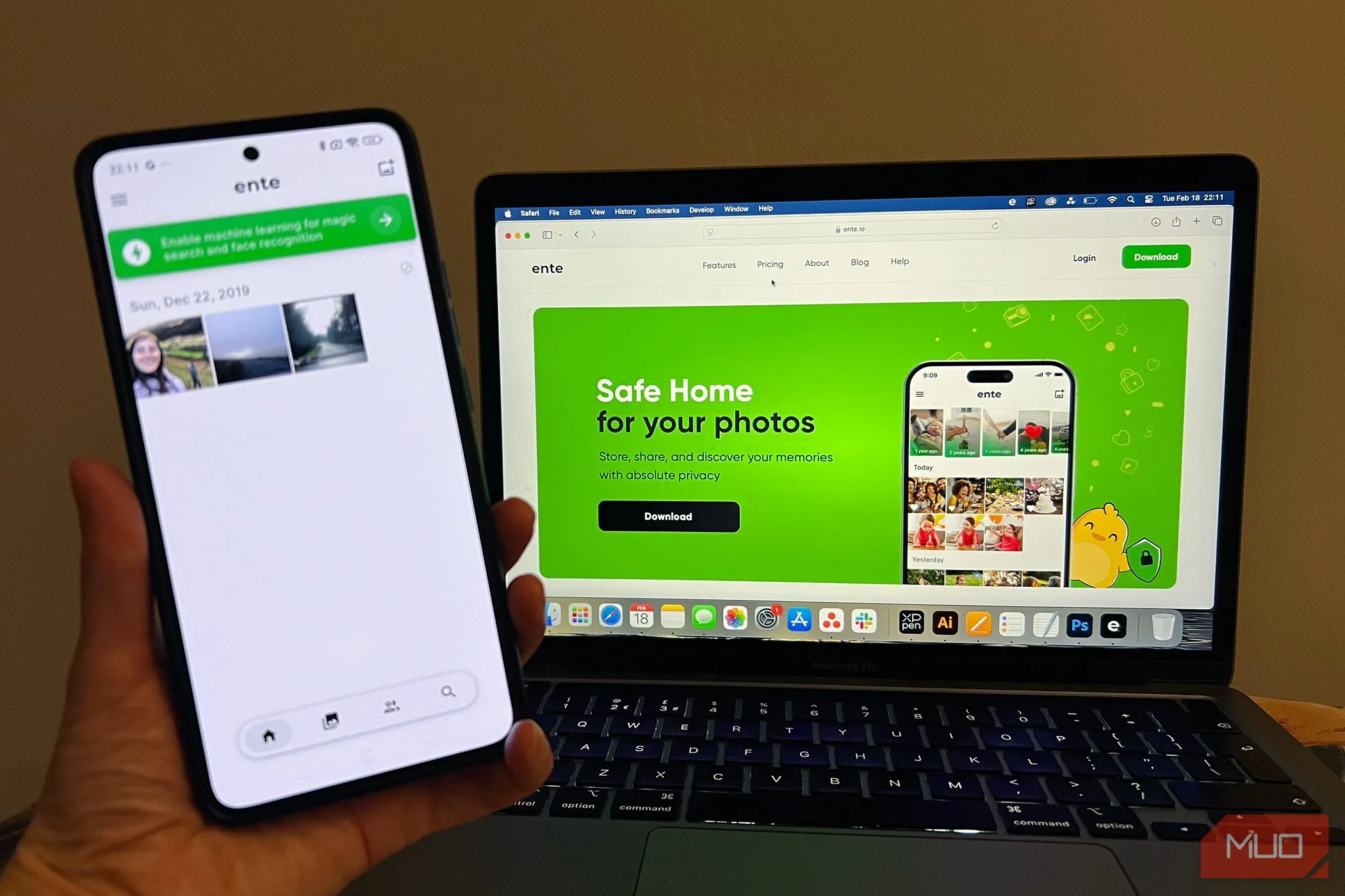 Ứng dụng Ente Photos được hiển thị trên điện thoại Android và MacBook Pro, minh họa tính năng lưu trữ ảnh.
