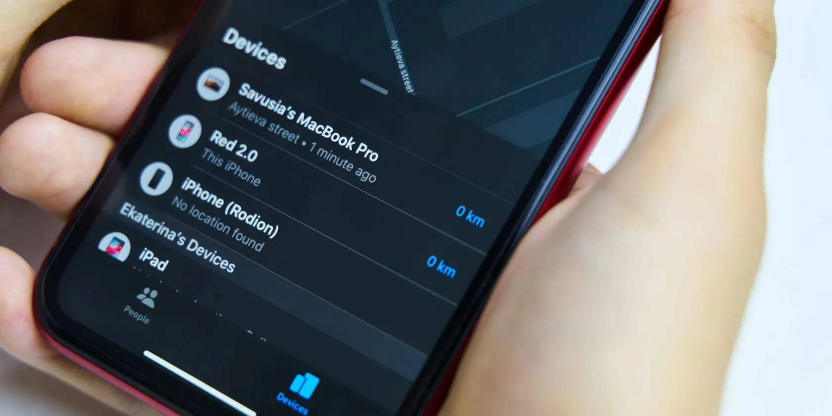 Ứng dụng Find My trên màn hình iPhone hiển thị biểu tượng một thiết bị ngoại tuyến, minh họa tính năng định vị bị hạn chế khi thiếu chip Ultra Wideband.