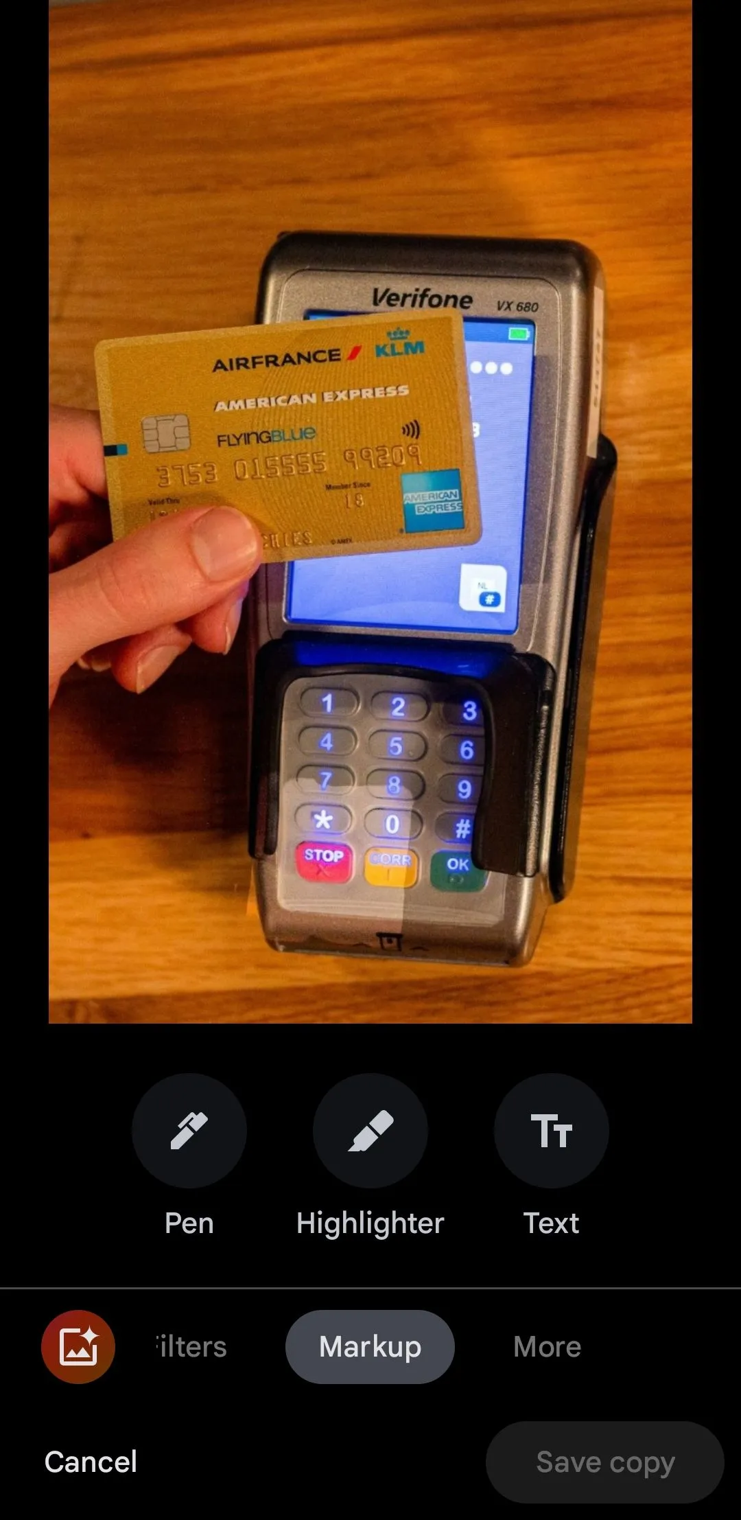 Ứng dụng Google Photos hiển thị ảnh thẻ tín dụng đã chọn công cụ Đánh dấu (Markup)