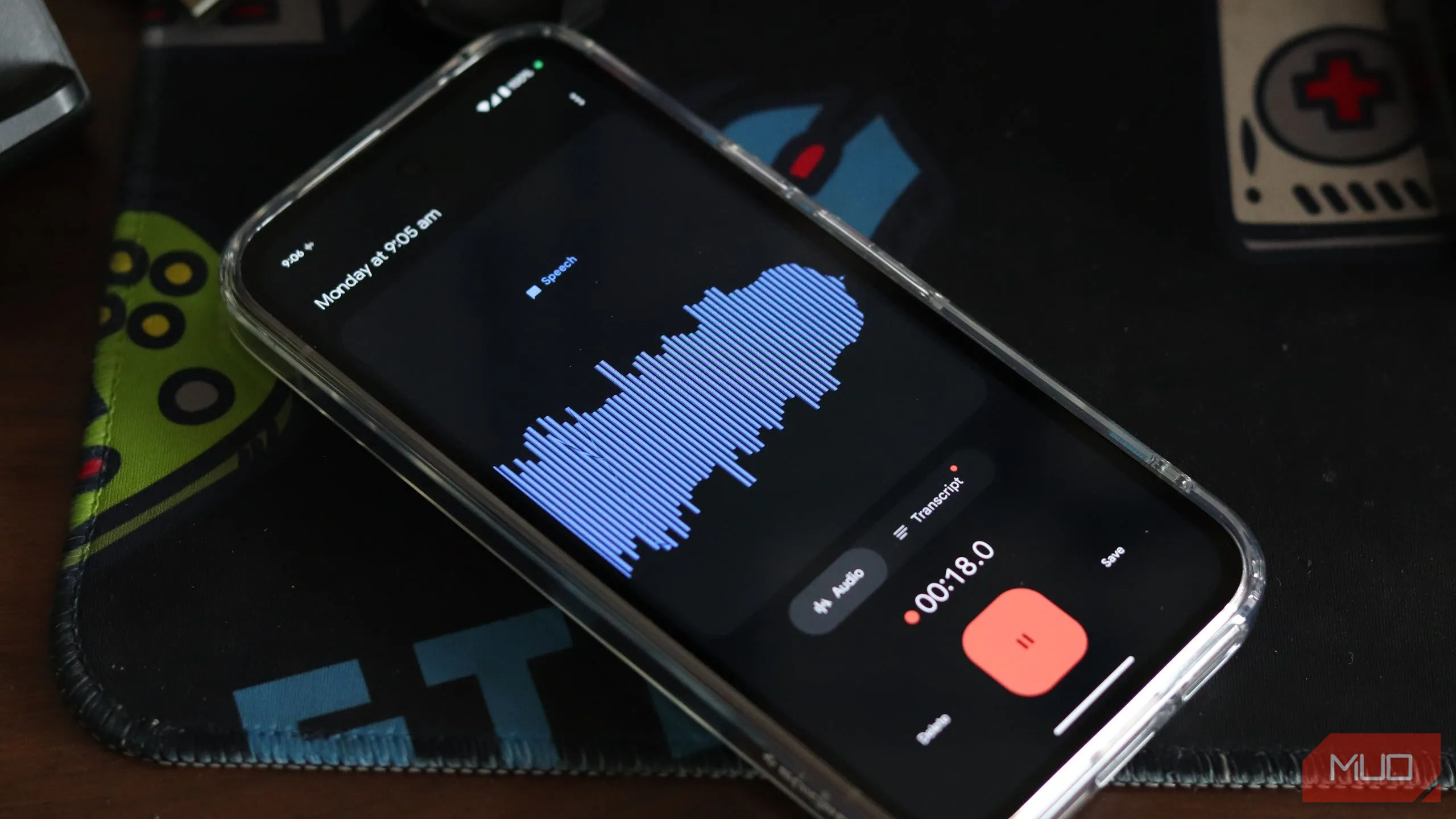Ứng dụng Google Recorder đang ghi âm trên Pixel 9a, hiển thị bản ghi âm trực tiếp được chuyển đổi thành văn bản và tùy chọn tìm kiếm mạnh mẽ, minh họa khả năng ghi âm và phiên âm tự động vượt trội.