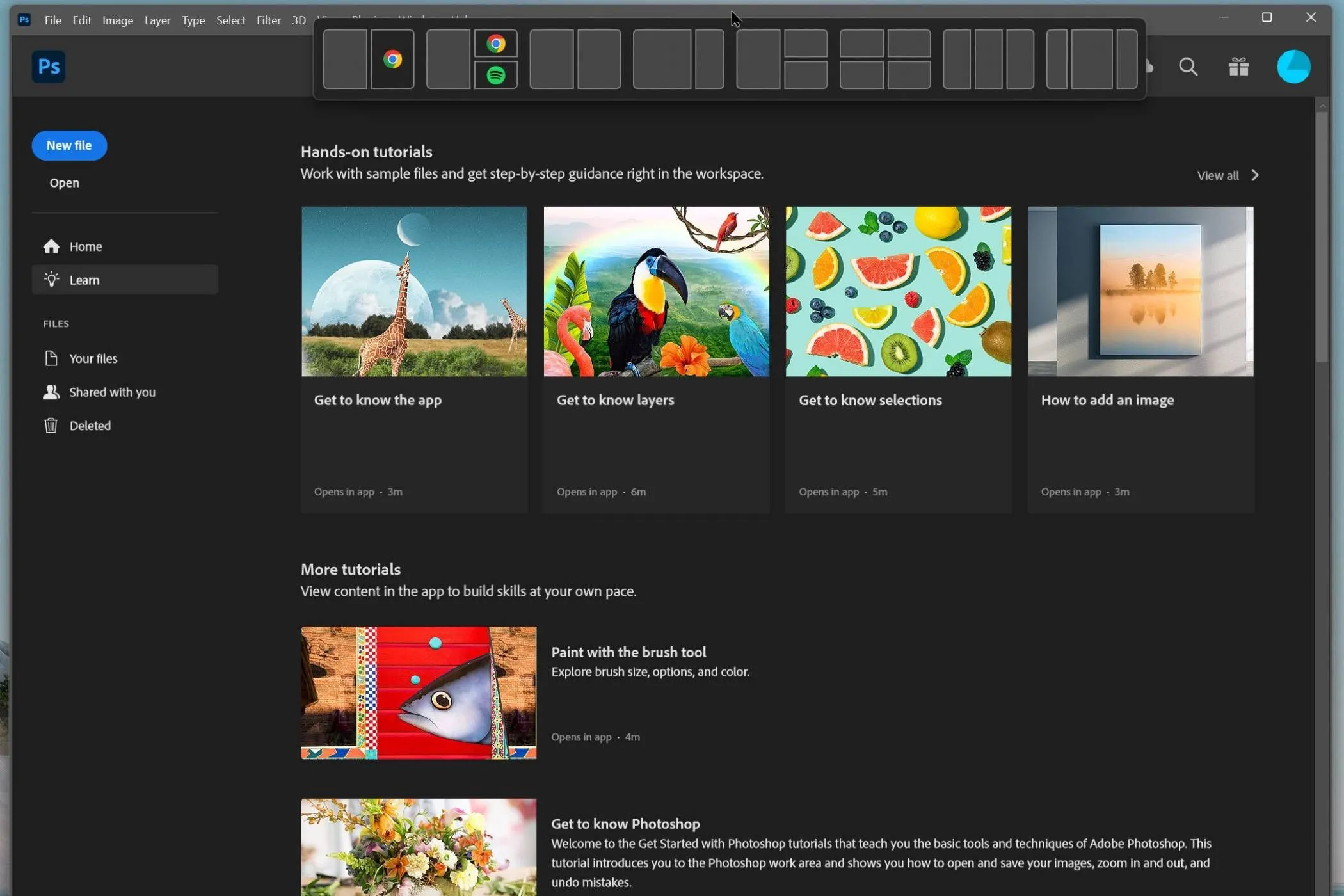 Ứng dụng Photoshop đang được kéo lên đỉnh giữa màn hình, hiển thị một thanh popup chứa các lựa chọn bố cục Snap Layouts của Windows để người dùng nhanh chóng sắp xếp cửa sổ