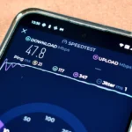 Ứng dụng Speedtest của Ookla trên màn hình điện thoại, minh họa việc kiểm tra tốc độ mạng di động để phát hiện bóp băng thông.