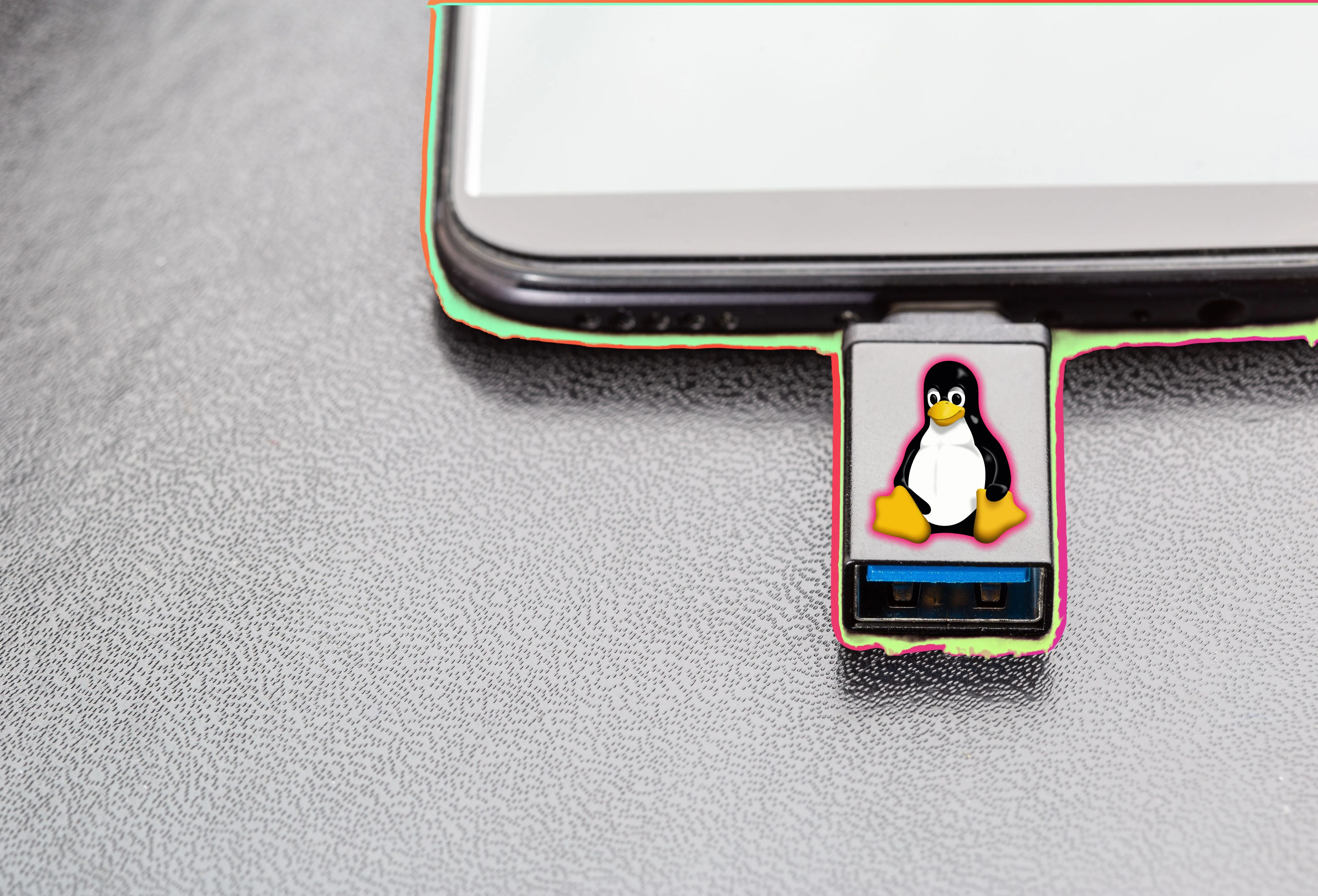 USB cứu hộ SystemRescue với logo Linux Tux cắm vào laptop