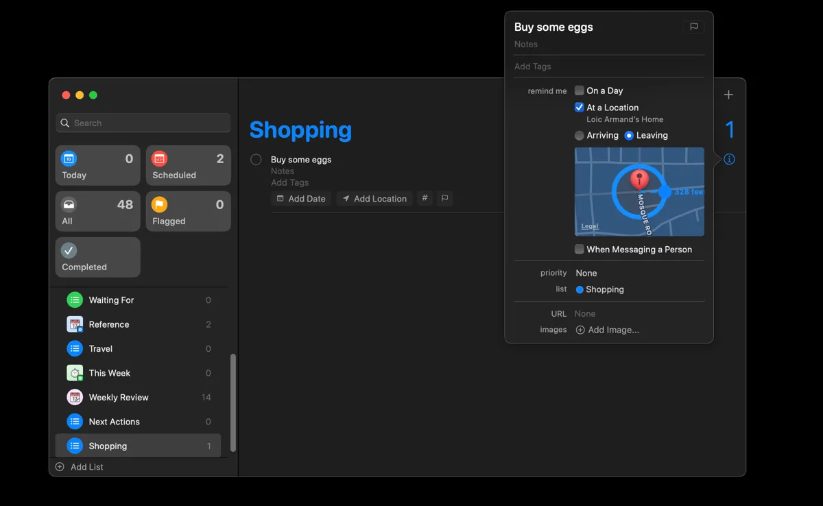 Ví dụ về cách thiết lập nhắc nhở dựa trên vị trí trong ứng dụng Reminders của Apple trên máy Mac, tự động kích hoạt khi bạn đến hoặc rời một địa điểm cụ thể.