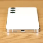 Vị trí micro và cổng sạc dưới đáy điện thoại Samsung Galaxy S24 Plus giúp vệ sinh dễ dàng để ghi âm rõ hơn