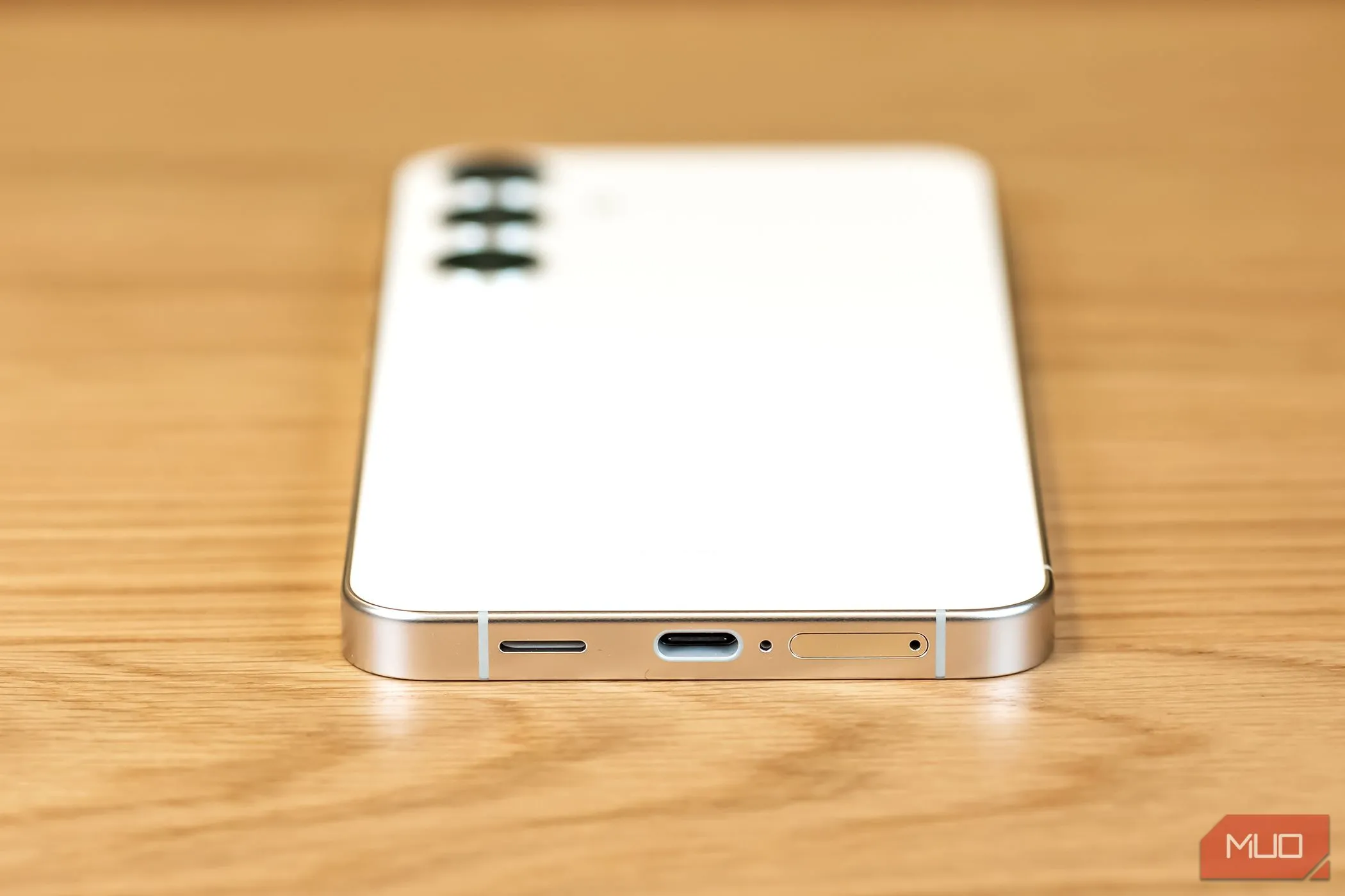 Vị trí micro và cổng sạc dưới đáy điện thoại Samsung Galaxy S24 Plus giúp vệ sinh dễ dàng để ghi âm rõ hơn