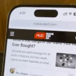 Video mô phỏng màn hình iPhone 16 Pro đang tự động cuộn trang web MakeUseOf không ngừng, minh họa phương pháp thử nghiệm pin trình duyệt.