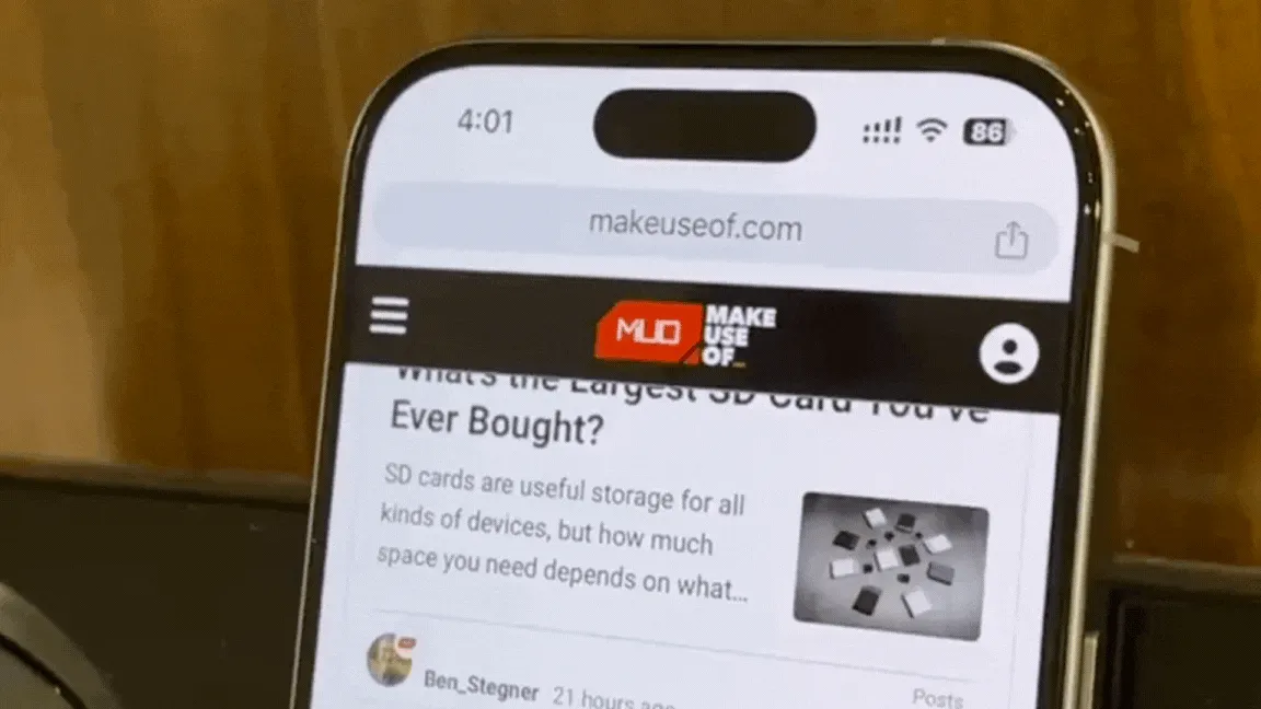 Video mô phỏng màn hình iPhone 16 Pro đang tự động cuộn trang web MakeUseOf không ngừng, minh họa phương pháp thử nghiệm pin trình duyệt.