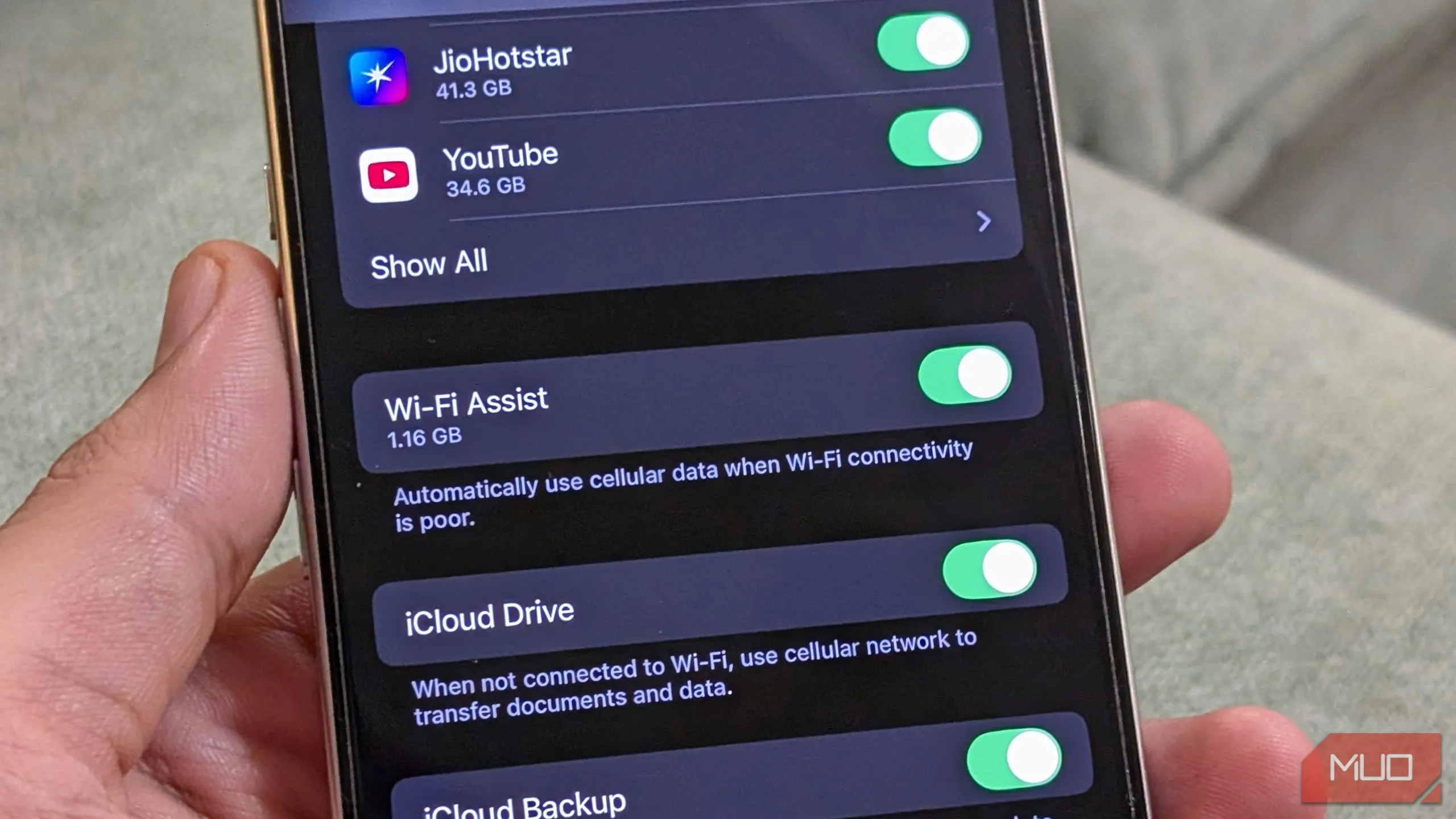 Vô hiệu hóa tính năng Wi-Fi Assist trên iPhone giúp tránh hao hụt dữ liệu không cần thiết.