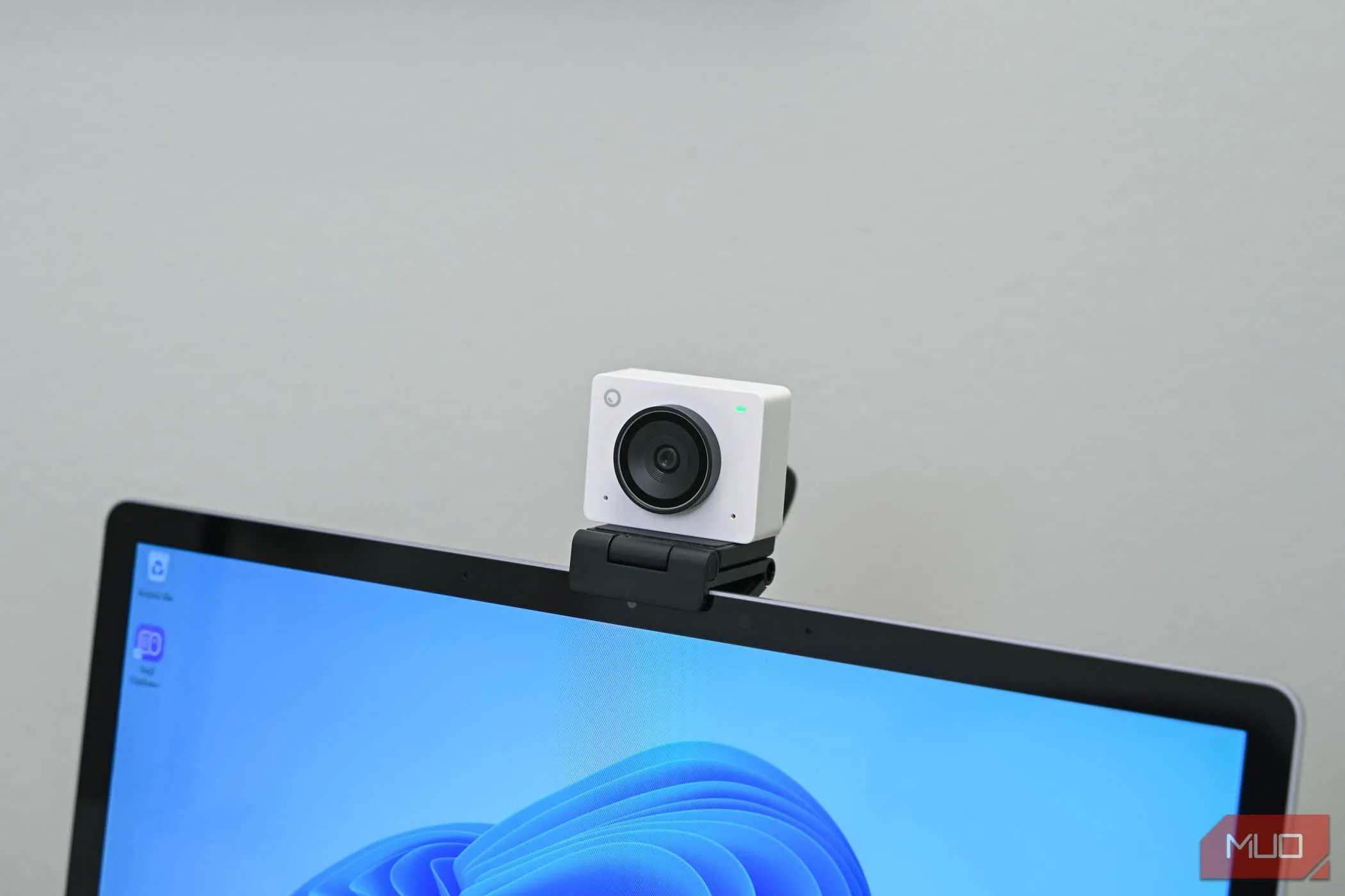 Webcam OBSBOT Meet 2 được đặt trên màn hình laptop, thể hiện tính di động