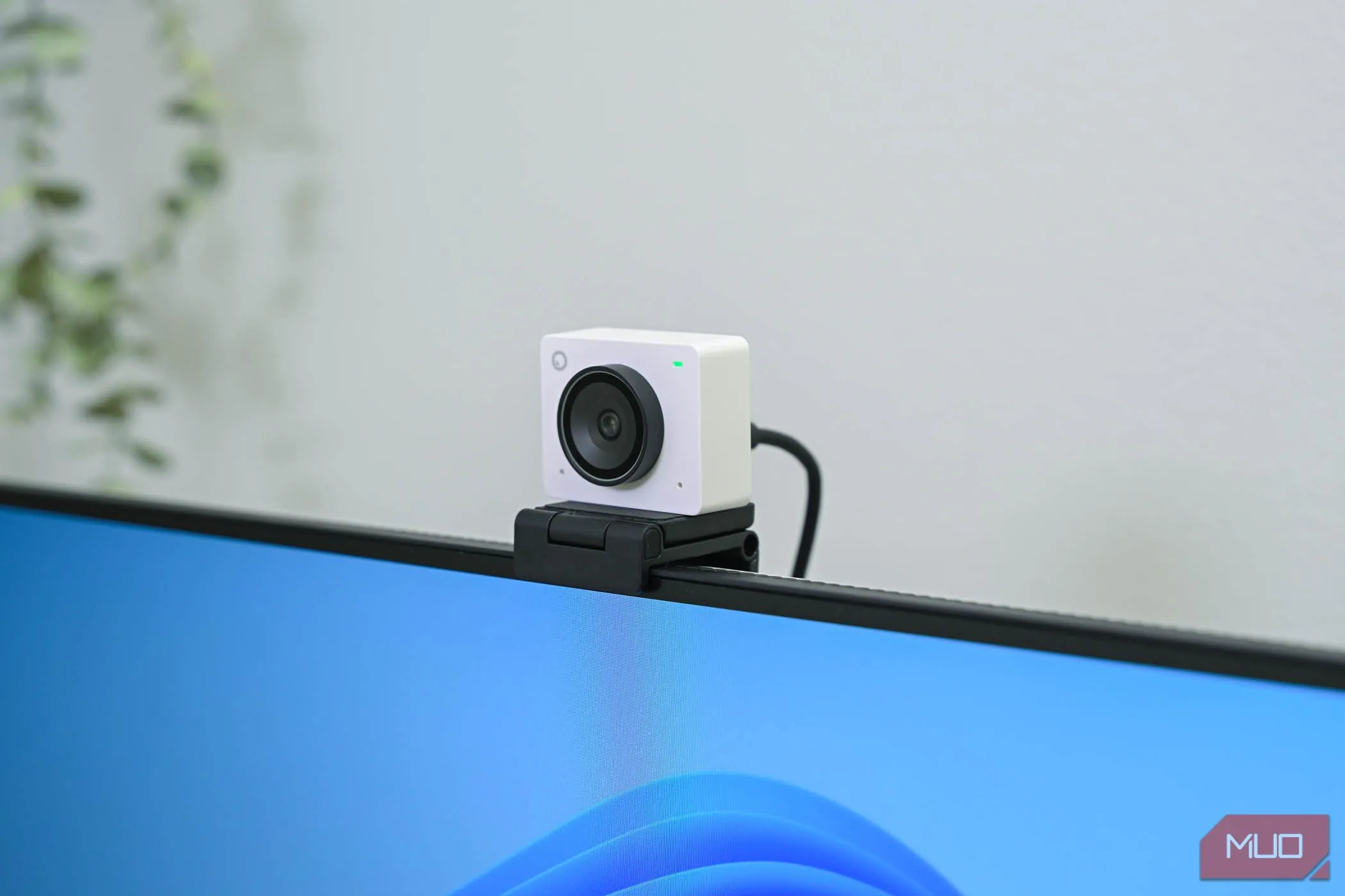 Webcam OBSBOT Meet 2 gắn phía trước màn hình máy tính, giúp dễ dàng kết nối và quản lý cáp qua cổng USB.
