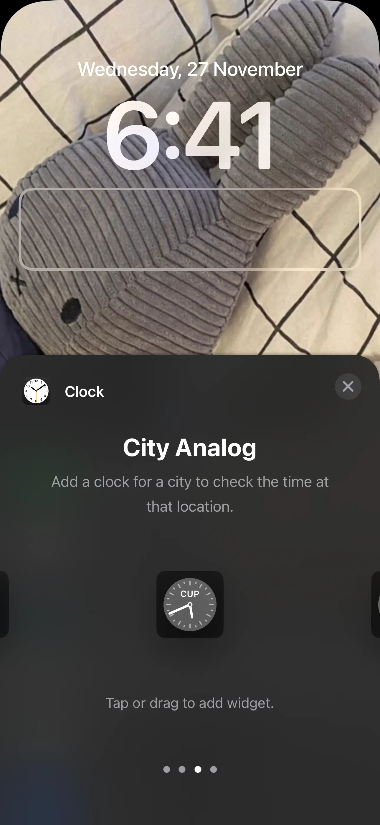 Widget Đồng hồ kim thành phố hiển thị trên Màn hình khóa iPhone