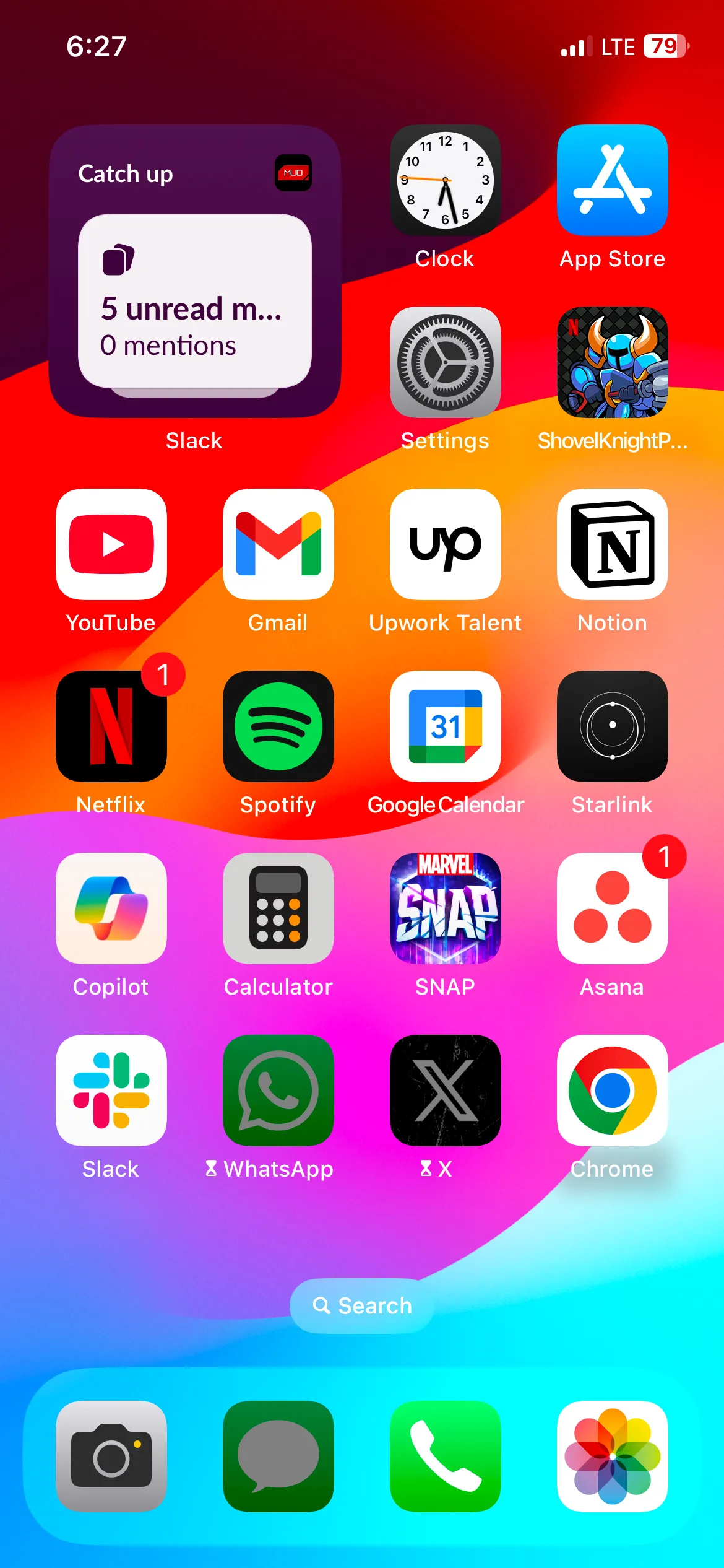 Widget Slack trên iPhone hiển thị số lượng tin nhắn chưa đọc và các đề cập cho từng không gian làm việc