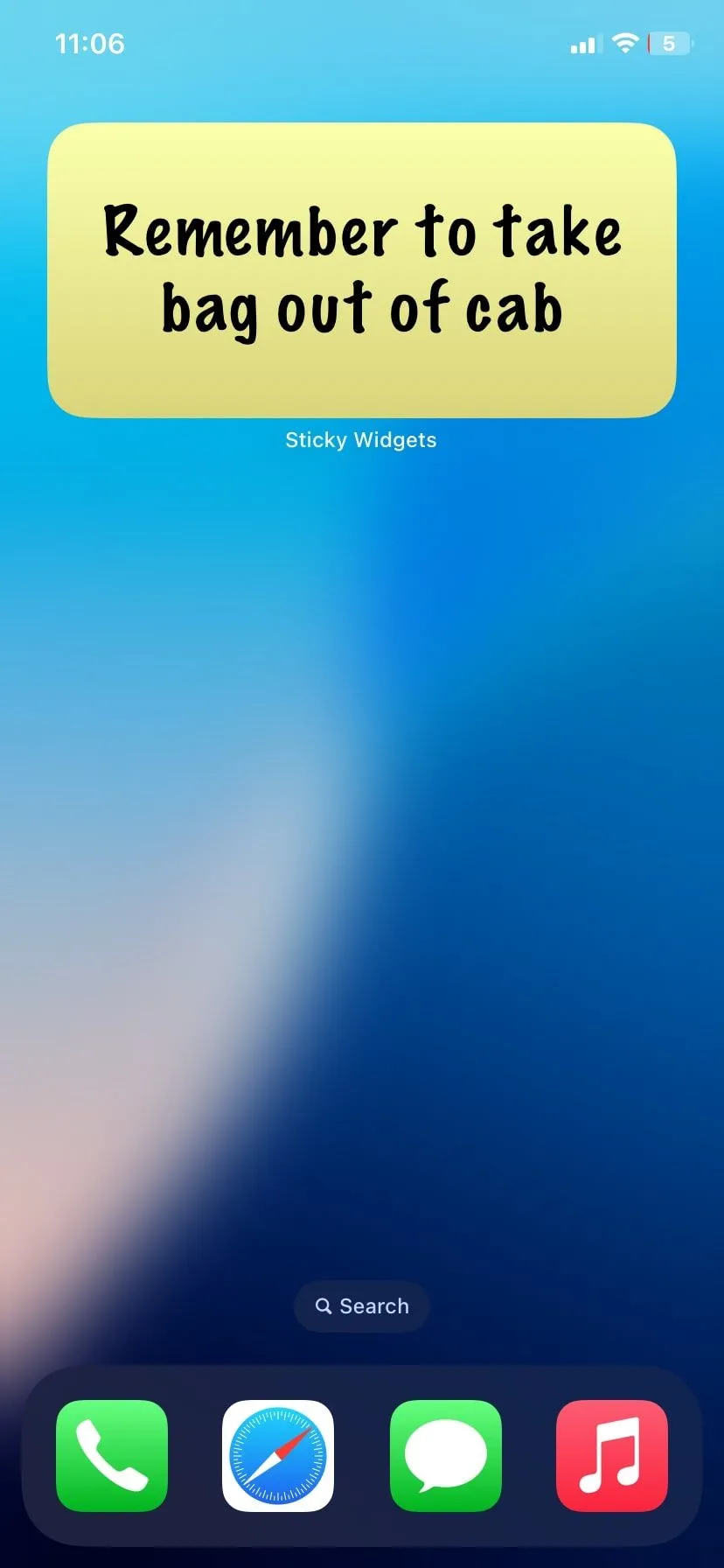 Widget Sticky Widgets hiển thị một ghi chú dán màu vàng trên màn hình chính iPhone.
